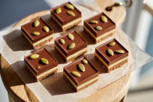 Beurre d&rsquo;amande et carrés de chocolat cru