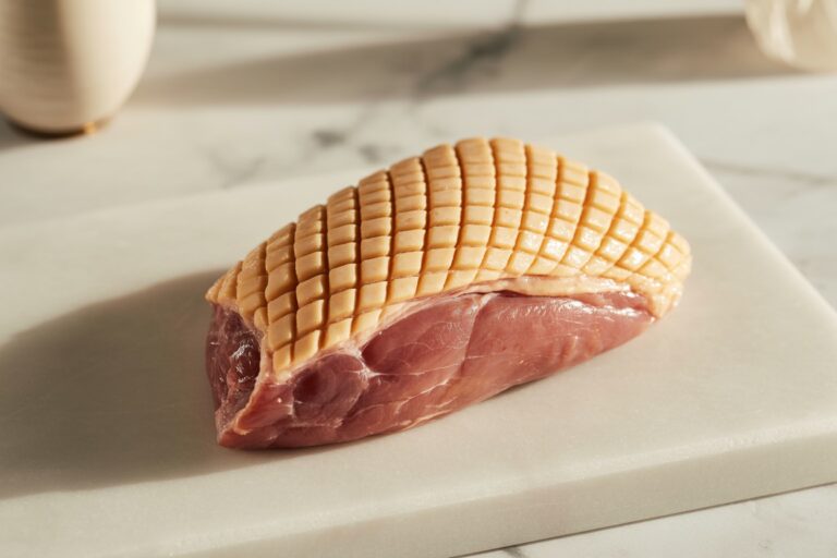 Magret de canard cru avec peau quadrillée sur planche