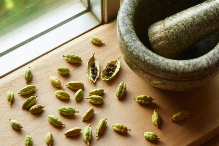 Gousses de cardamome verte ouvertes montrant les graines