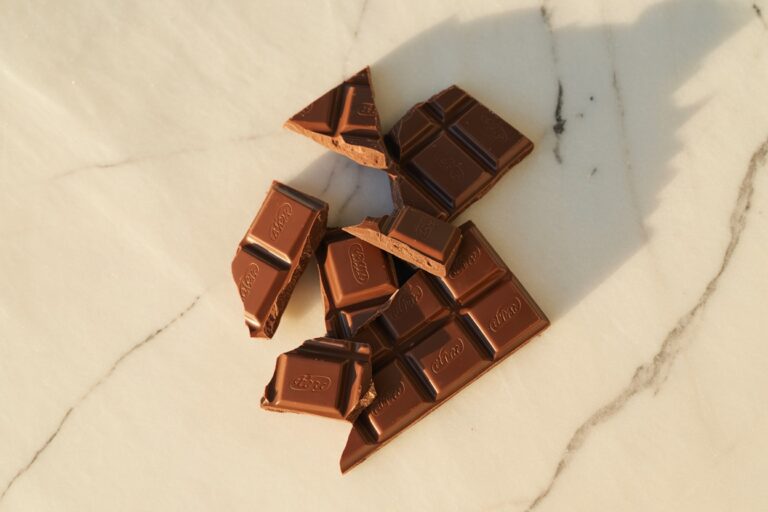 Tablette de chocolat noir 85% cassée en morceaux