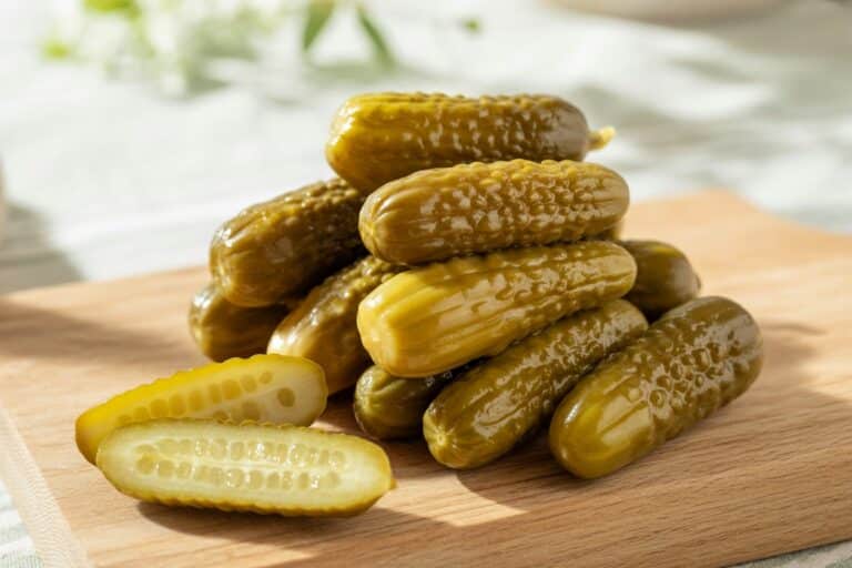 Cornichons dans un bocal en verre avec brins d'aneth
