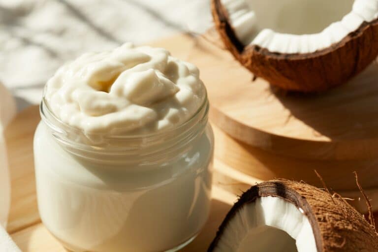 Crème de coco épaisse dans un bol avec noix de coco