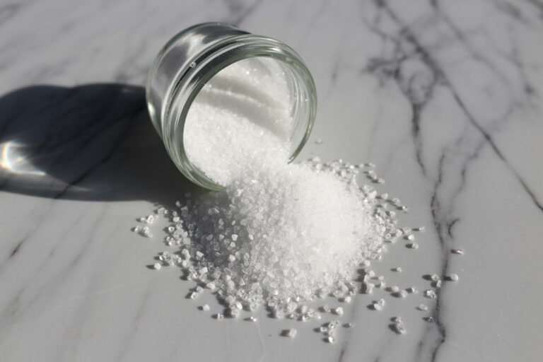Cristaux d'érythritol dans un bol en verre sur marbre