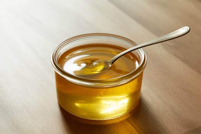 Ghee doré clarifié dans un pot en verre sur marbre