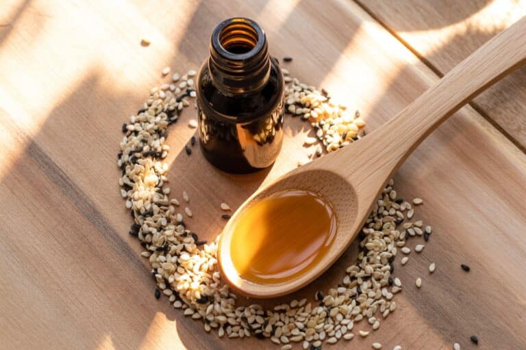 Bouteille d'huile de sésame ambrée avec graines de sésame