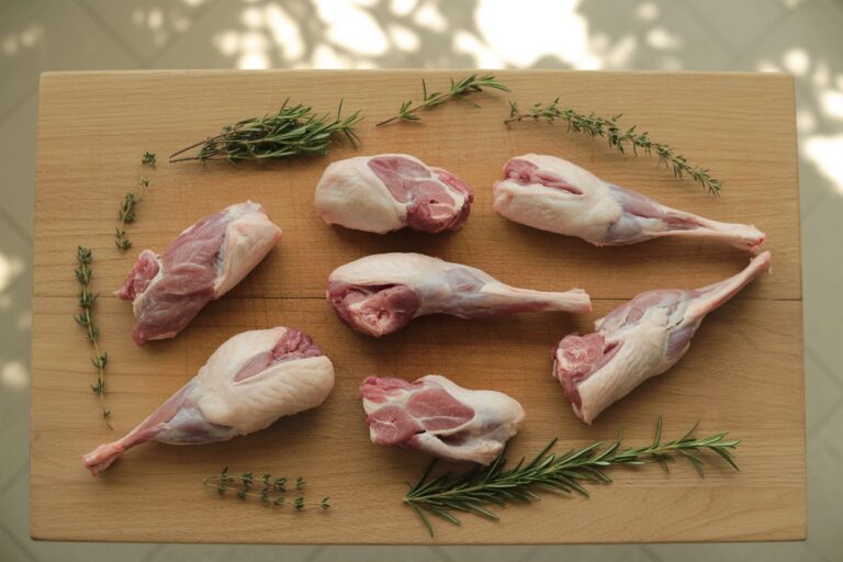 Morceaux de lapin cru sur planche à découper en bois