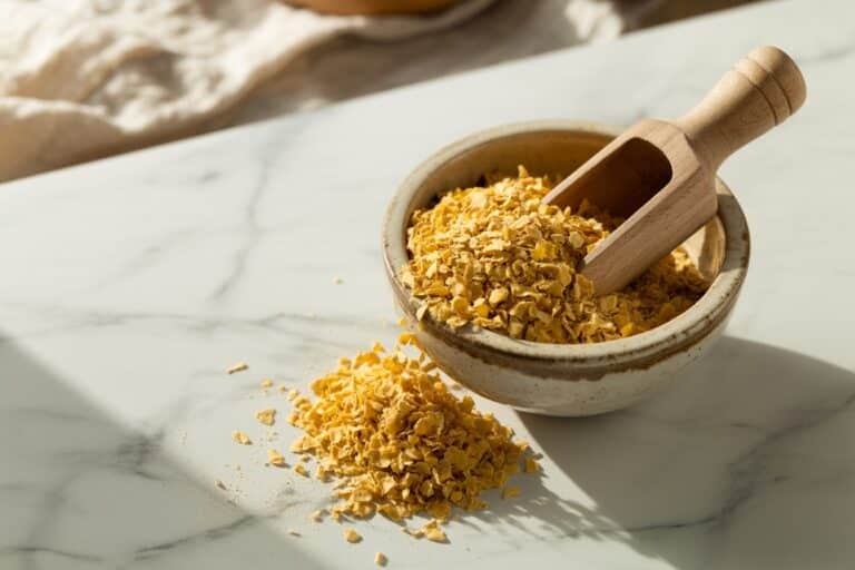 Flocons de levure nutritionnelle dans un bol en bois