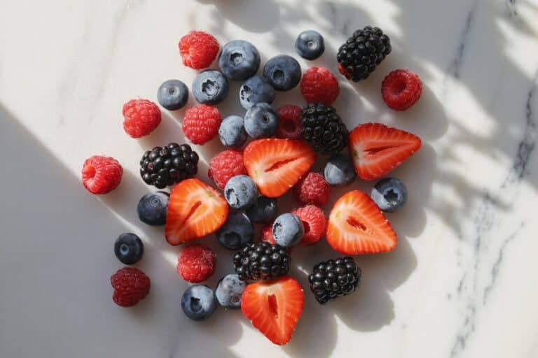 Assortiment de baies et fruits rouges frais dans des bols