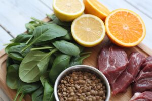 Aliments riches en nutriments biodisponibles : foie, épinards et agrumes