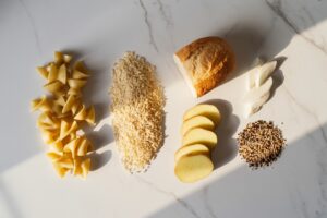 Assortiment de féculents : riz, pâtes, pommes de terre et pain