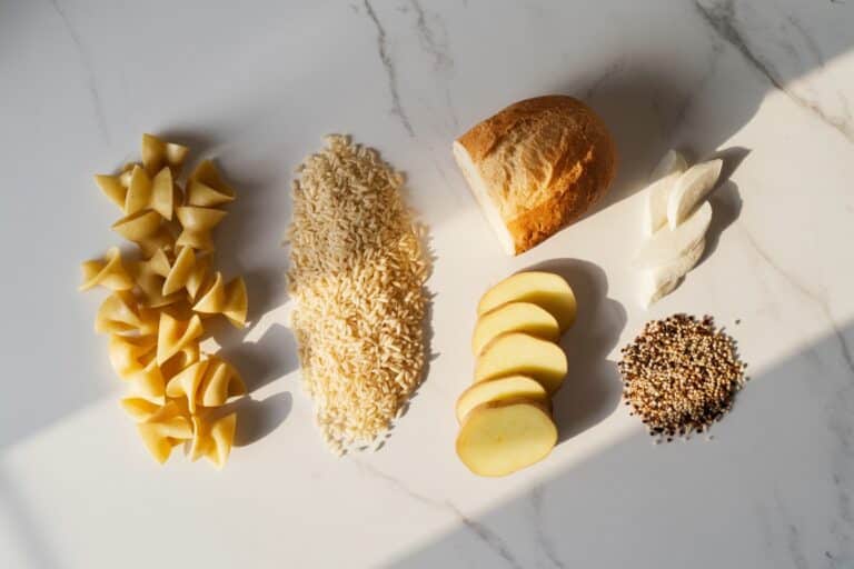 Assortiment de féculents : riz, pâtes, pommes de terre et pain