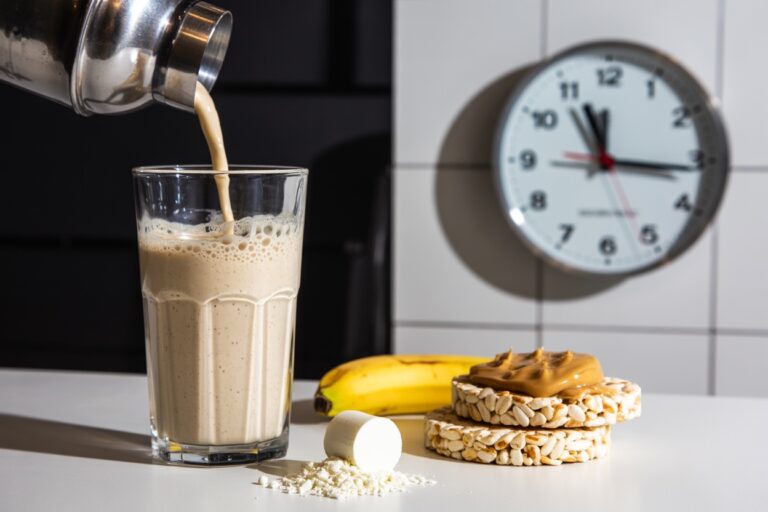 Shake proteine post-effort avec horloge indiquant le timing