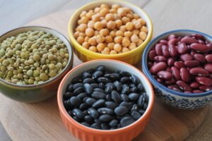 Bols de légumineuses variées : lentilles, pois chiches et haricots