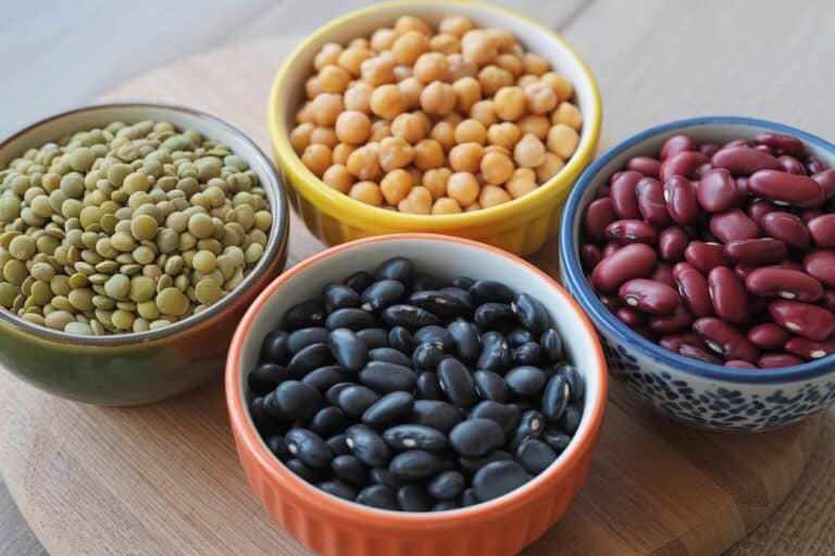 Bols de légumineuses variées : lentilles, pois chiches et haricots