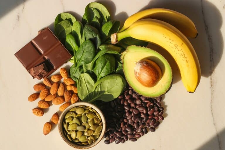 Aliments riches en magnesium : chocolat noir, amandes, epinards