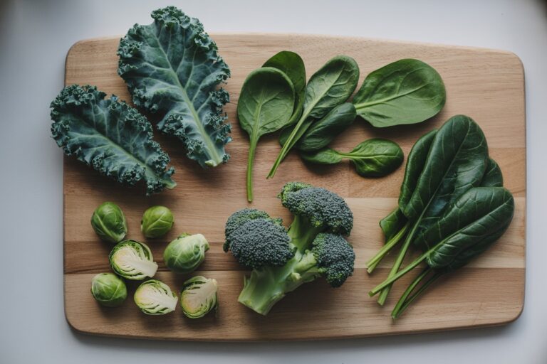 Aliments riches en vitamine K : épinards, brocoli et chou kale