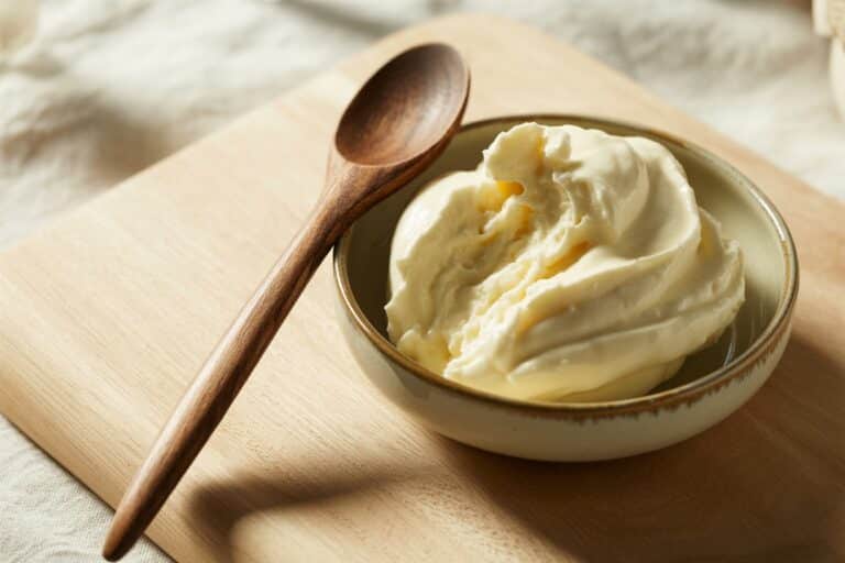 Mascarpone crémeux dans un bol en céramique blanche