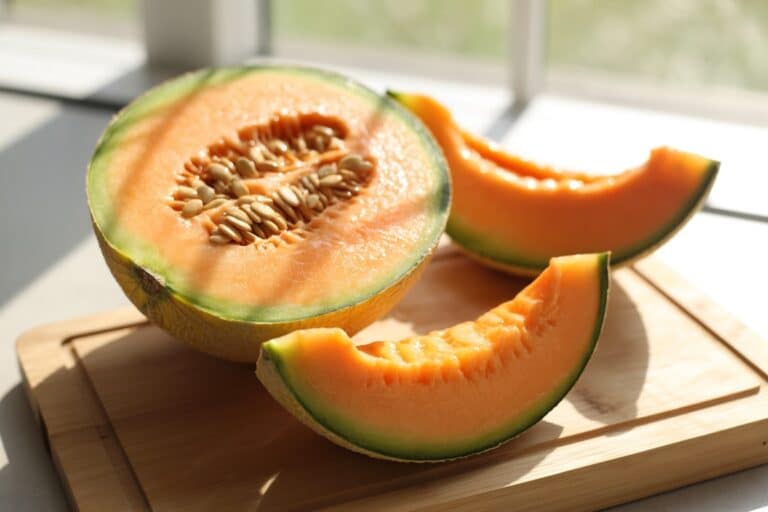 Melon cantaloup tranché montrant la chair orange