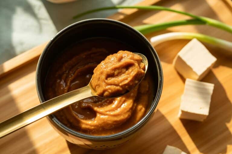 Pâte de miso dans un bol en céramique japonaise