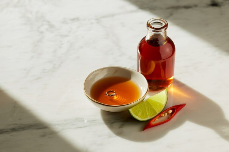 Bouteille de nuoc-mam avec citron vert et piment