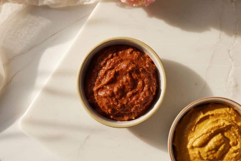 Pâte de curry dans un bol en céramique avec épices