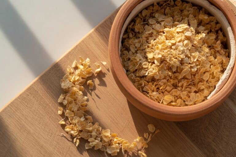 Poudre de psyllium blond dans un bol en verre