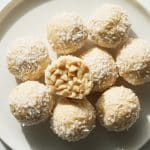 Bouchées de noix de coco et amandes enrobées de coco râpée