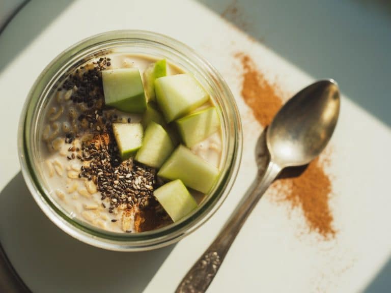 Avoine overnight aux graines de chia et morceaux de pomme dans un bocal en verre