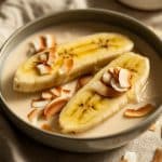 Banane caramélisée au lait de coco et flocons de noix de coco