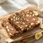 Barre énergétique maison aux noix et banane séchée tranchée sur papier cuisson