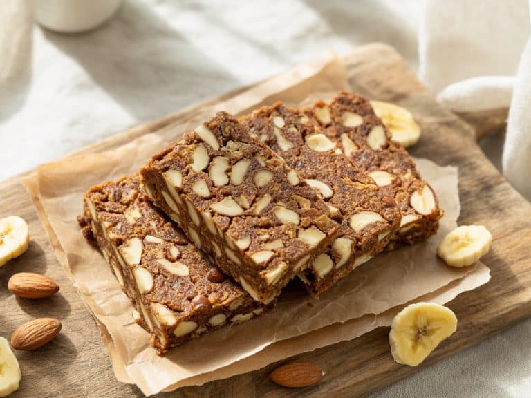 Barre énergétique maison aux noix et banane séchée tranchée sur papier cuisson