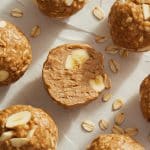 Boules d'énergie à la banane et beurre d'amande sur papier cuisson