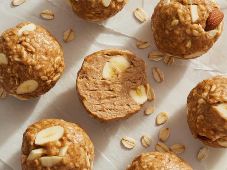 Boules d'énergie à la banane et beurre d'amande sur papier cuisson