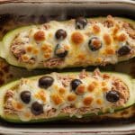 Courgettes farcies au thon et olives noires gratinées au four