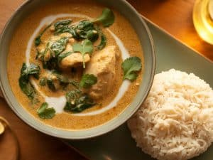 Curry de poulet au lait de coco et épinards