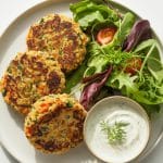 Galettes croustillantes de quinoa aux légumes servies avec salade