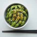 Edamame aux épices et zeste de citron dans un bol vert