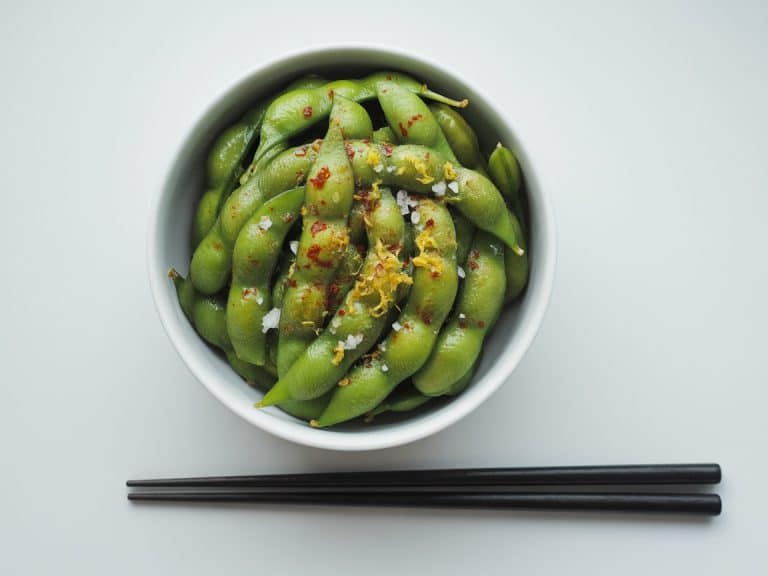 Edamame aux épices et zeste de citron dans un bol vert