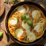 Frittata dorée aux courgettes et mozzarella fondante dans une poêle