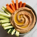 Houmous de haricots rouges servi avec bâtonnets de crudités