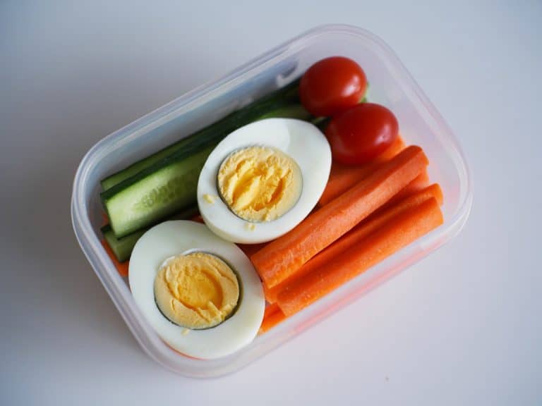 Œuf dur coupé en deux avec crudités dans un contenant à emporter