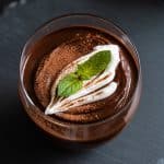 Mousse d'avocat au cacao et lait de coco dans un verre