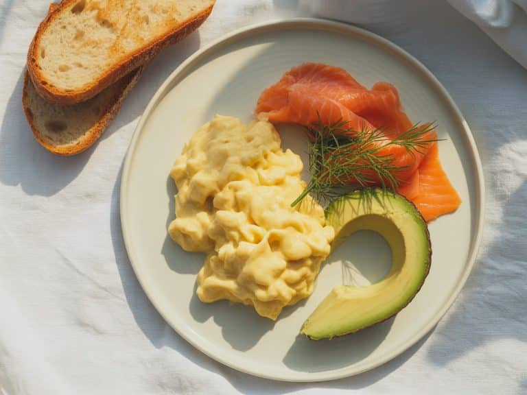 Œufs brouillés au saumon fumé et avocat servis au brunch