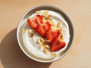 Fromage blanc aux fraises et amandes