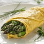 Omelette roulée aux asperges