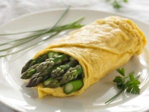 Omelette roulée aux asperges