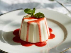 Panna cotta au lait de coco et fraises