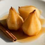 Poires pochées au miel et cannelle