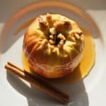Pomme rôtie au miel et noix concassées avec bâton de cannelle