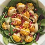 Salade de chou-fleur rôti au curcuma avec grenade et tahini